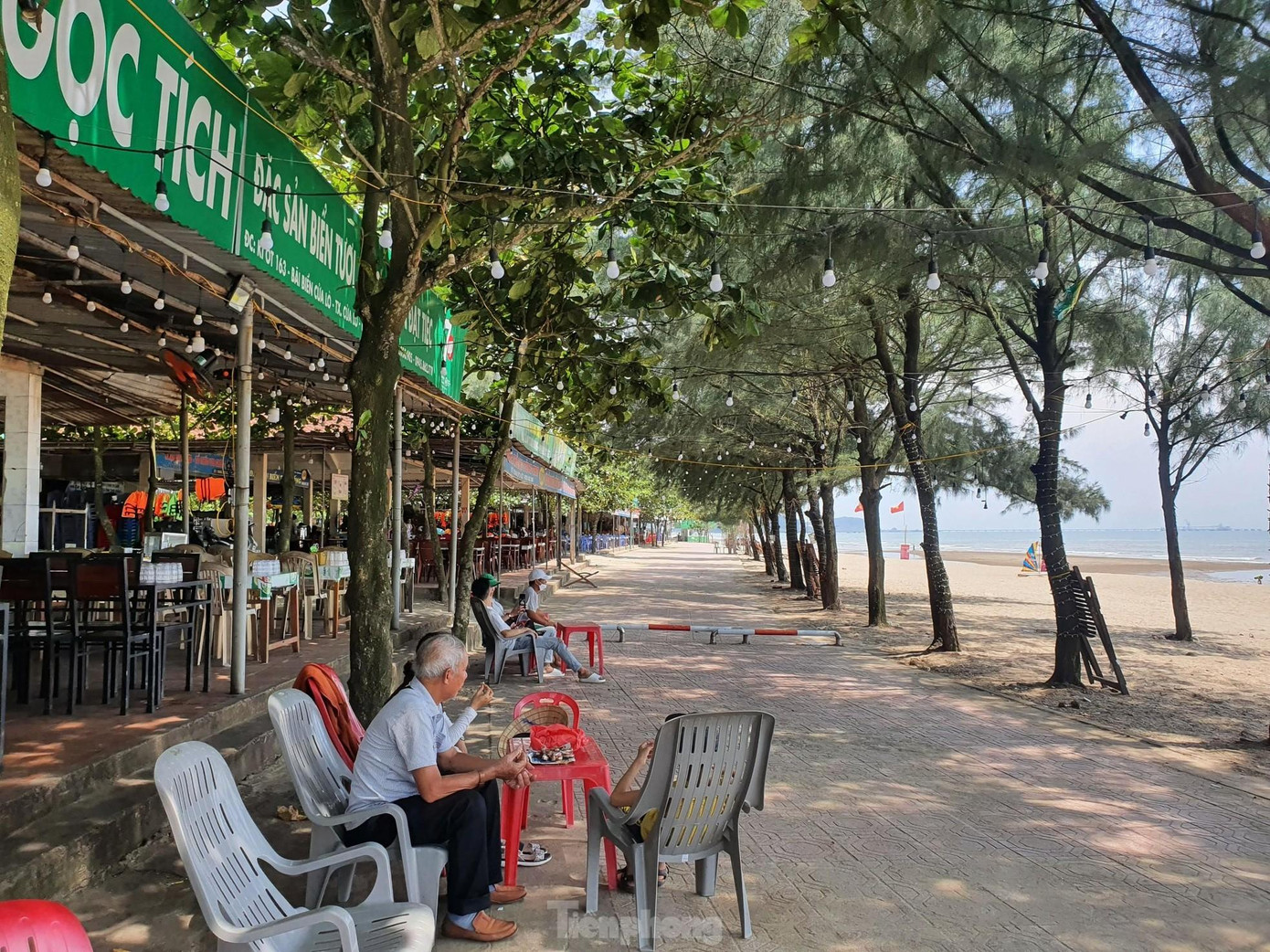 Việc di dời các ki-ốt chắn bãi biển với kỳ vọng nâng tầm biển Cửa Lò Việc di dời các ki-ốt chắn bãi biển với kỳ vọng nâng tầm biển Cửa Lò