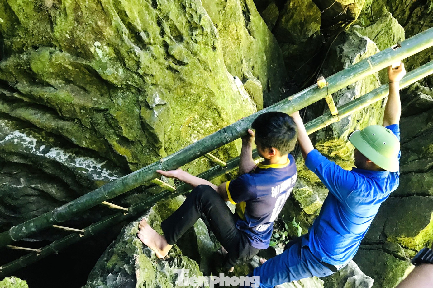 Chiếc thang được làm bằng tre mét, đây là một vật liệu có sẵn tại khu vực miền núi Tân Kỳ.