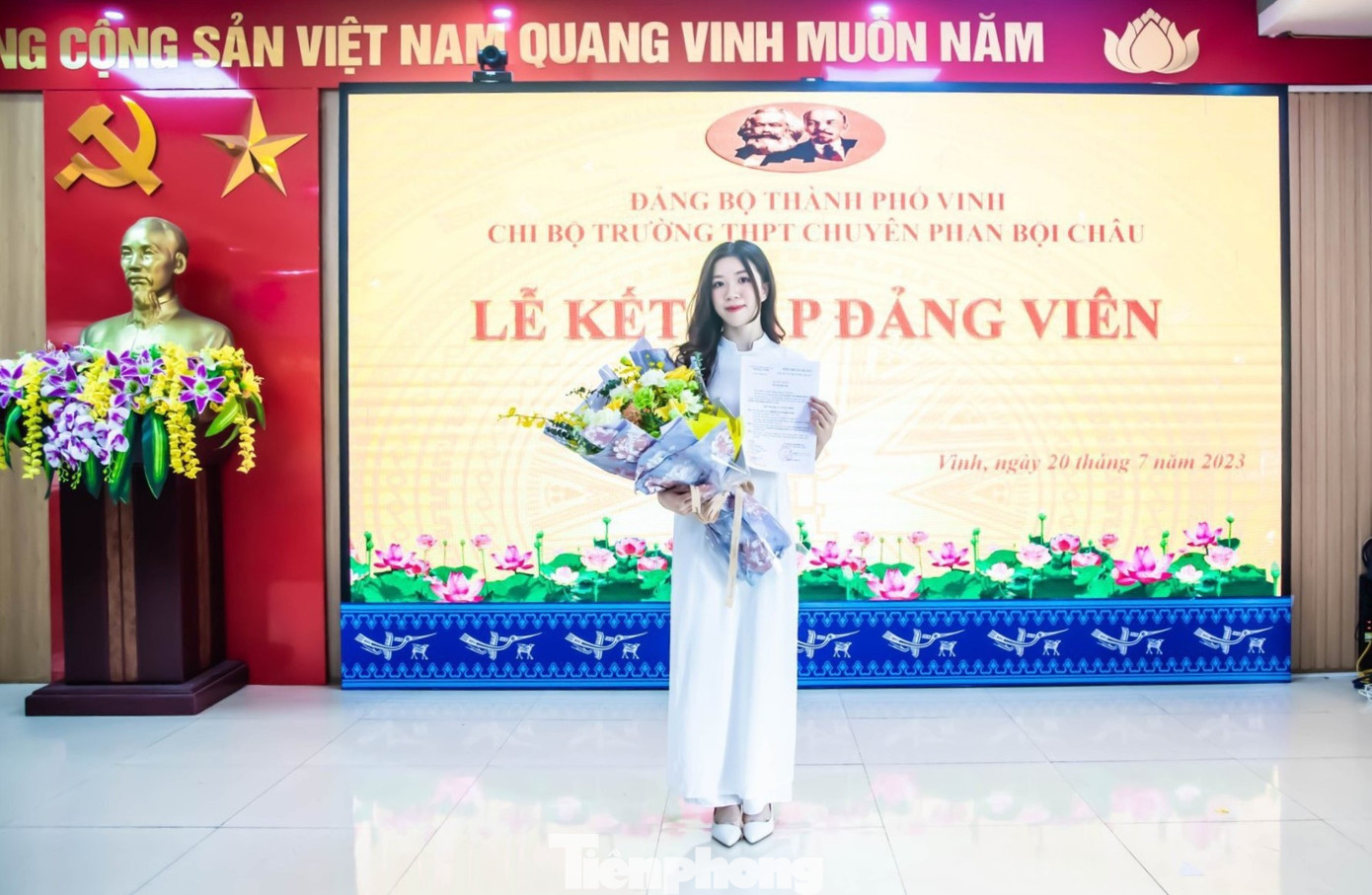 Em Nguyễn Khánh Huyền (học sinh lớp 12C5, trường THPT chuyên Phan Bội Châu) trong lễ kết nạp Đảng hồi tháng 7/2023. Em Nguyễn Khánh Huyền (học sinh lớp 12C5, trường THPT chuyên Phan Bội Châu) trong lễ kết nạp Đảng hồi tháng 7/2023.