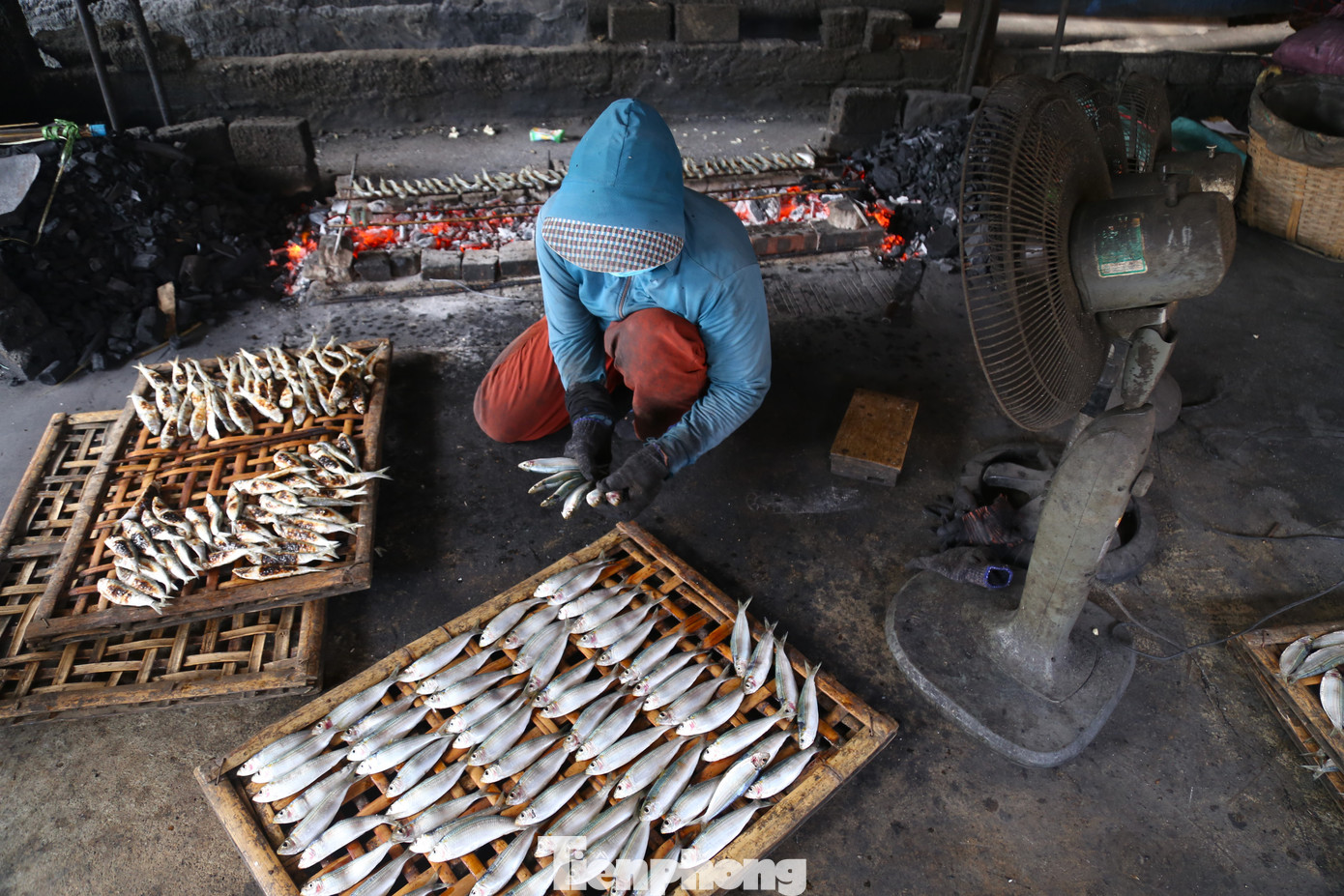 Cách đó không xa, gia đình chị Trần Thị Bảy cũng đang tất bật nướng những mẻ cá Tết cho khách. Theo chị Bảy, để có những mẻ cá nướng thơm ngon, đầu tiên phải chọn nguyên liệu tươi. Sau đó là sự kỳ công, tận tâm của người thợ từ khâu làm cá, vệ sinh cho đến lúc nướng trên bếp.