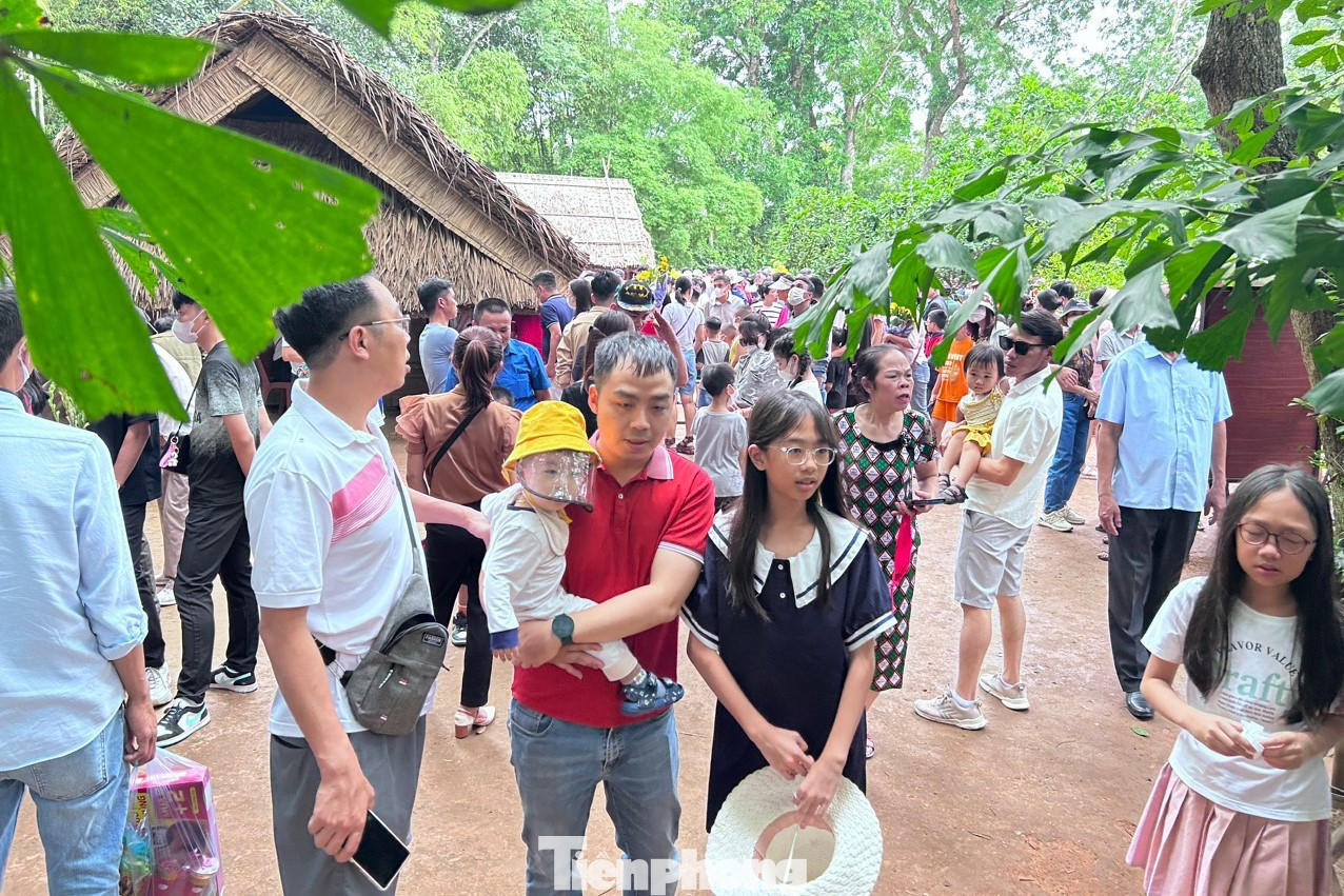 Tham quan Khu Di tích Kim Liên, du khách có thể đến thăm nhiều địa điểm như Làng Sen, làng Hoàng Trù, đền Chung Sơn,... Khoảng 9h sáng ngày 30/4, địa điểm nào trong Khu Di tích Kim Liên cũng đã đông kín người.