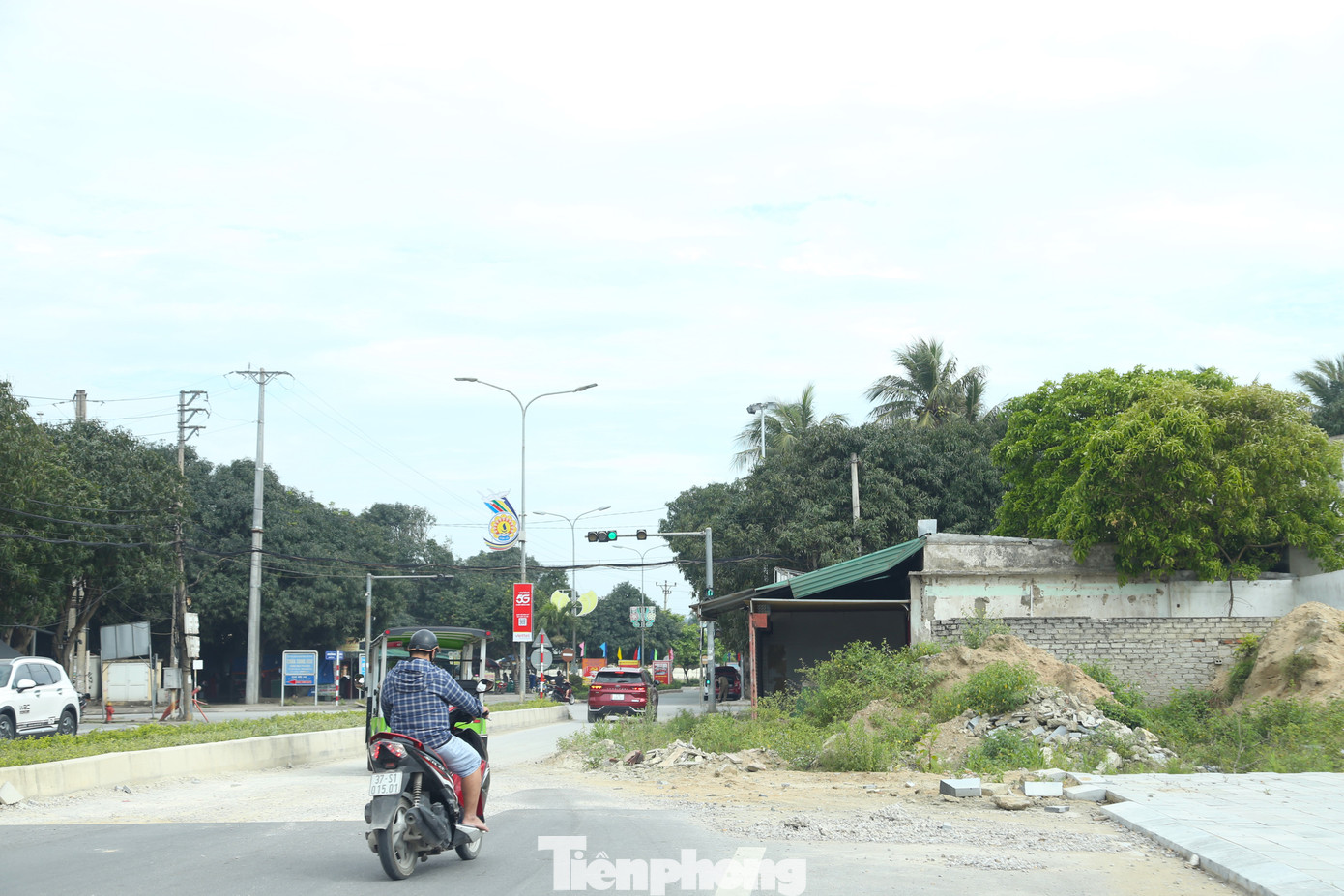 Đoạn tuyến chưa mở rộng tạo nút thắt cổ chai không chỉ ảnh hưởng đến mỹ quan đô thị mà còn tiềm ẩn nguy cơ ùn tắc vào giờ cao điểm.