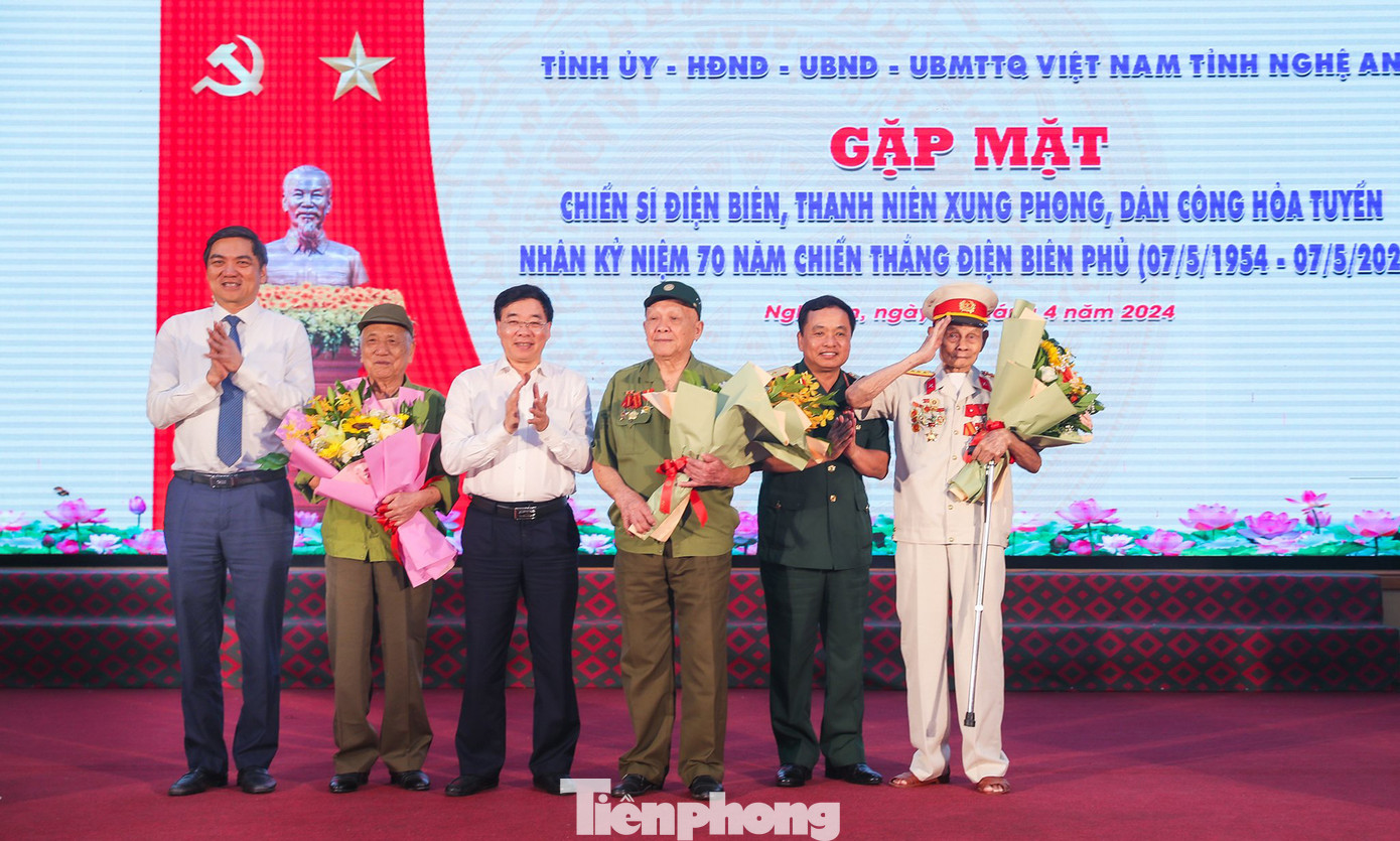 Lãnh đạo Quân khu 4 và tỉnh Nghệ An trao quà cho các nhân chứng lịch sử tham gia giao lưu tại chương trình.
