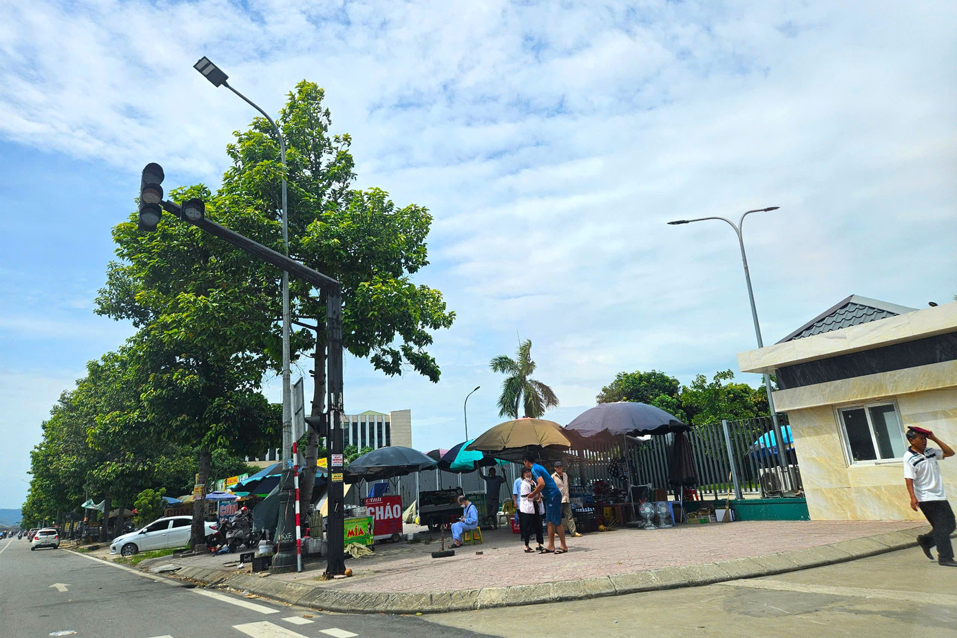 Trước cổng Bệnh viện Hữu nghị Đa khoa Nghệ An giai đoạn 2 cũng bắt đầu xuất hiện các “chợ cóc”. Ông Phan Thanh Sơn - Phó Trưởng phòng Kinh tế Hạ tầng phường Vinh Phú (tỉnh Nghệ An) cho biết, trước đây, phía mặt đường Xô Viết Nghệ Tĩnh, trước cổng Bệnh viện Hữu nghị đa khoa Nghệ An do Công an tỉnh quản lý, trong khi đoạn đường Hồ Tông Thốc thuộc quyền quản lý của phường. Lực lượng chức năng từng thực hiện nhiều phương án để dẹp tình trạng lấn chiếm lòng lề đường, tuy nhiên tình trạng này vẫn còn tái diễn, khó kiểm soát. Khi vắng bóng lực lượng chức năng, tình trạng buôn bán lại tiếp tục. “Phường vừa đi vào hoạt động sau sáp nhập. Hiện, lực lượng bán chuyên trách chưa được thành lập lại và sắp xếp đầy đủ, trong đó có đội quy tắc đô thị. Chúng tôi sẽ cho kiểm tra và xử lý”, ông Sơn cho hay.