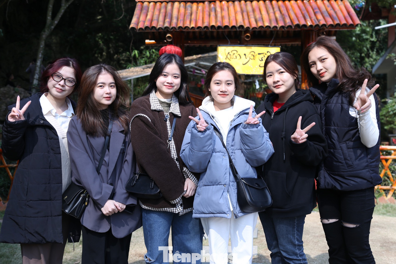Nhóm bạn trẻ check-in tại chùa