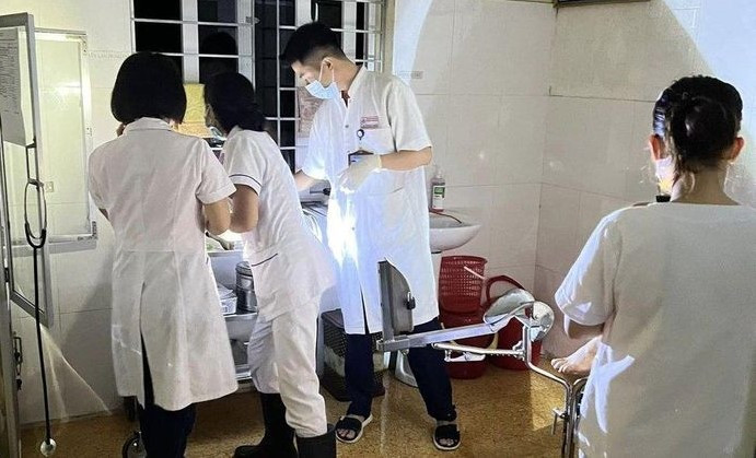 Đội ngũ y bác sĩ kịp thời có mặt hỗ trợ sản phụ sinh con Đội ngũ y bác sĩ kịp thời có mặt hỗ trợ sản phụ sinh con