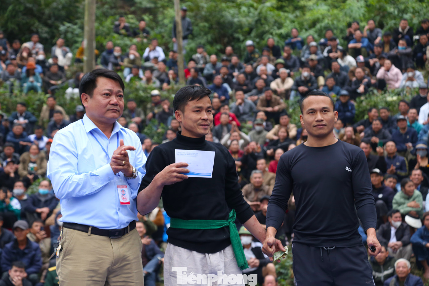 Khi giành chiến thắng, đô vật được ban tổ chức tặng một chiếc áo và phần quà.