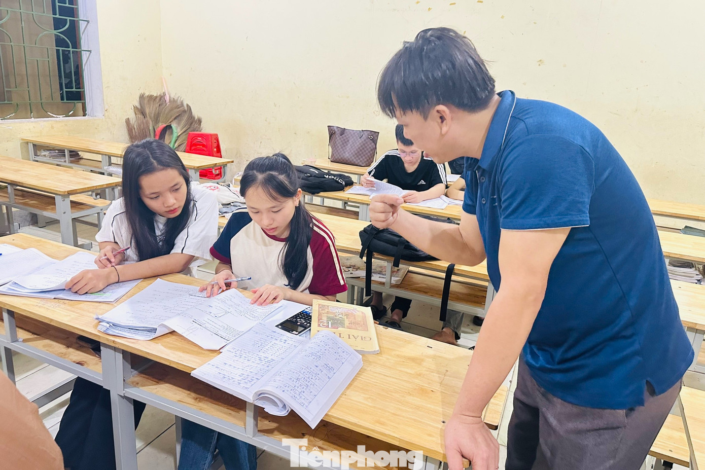 Thầy Đặng Trọng Quang (giáo viên dạy Toán, Trường THPT Con Cuông) cho biết, phần lớn học sinh của trường là người dân tộc Thái, Đan Lai nên việc học và thi tuyển chịu nhiều thua thiệt so với học sinh đồng bằng. Rút kinh nghiệm các đợt thi trước, năm nay, thầy cô chủ động thu xếp việc gia đình, tình nguyện hướng dẫn ôn tập cho các em thêm vào buổi tối. “Với những kiến thức các em còn chưa nắm rõ, chúng tôi tìm cách truyền đạt một cách dễ hiểu nhất. Những em có nhu cầu xét tuyển đại học, cao đẳng thì tập trung bồi dưỡng và tăng cường khối kiến thức nâng cao. Đối với những em thi xét tốt nghiệp THPT, các giáo viên sẽ truyền đạt kiến thức phù hợp. Tất cả đều vì học trò”, thầy Quang chia sẻ.