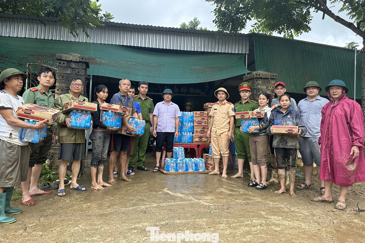 Trao nhu yếu phẩm cho các gia đình gặp khó khăn do ảnh hưởng của mưa lũ