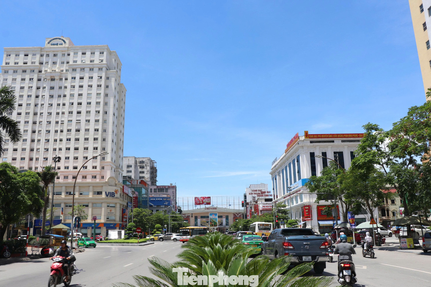 Tuyến đường Cao Thắng ngay trước cổng chợ Vinh (chợ dân sinh lớn nhất tỉnh Nghệ An) là đoạn đường ngắn nhưng có giá rất cao so với mặt bằng chung. Theo bảng giá mới nhất của UBND tỉnh Nghệ An, trên tuyến đường này có 3 mức giá, gồm 150, 155 và 160 triệu đồng/m2, tùy vị trí bám mặt tiền hay lô góc.