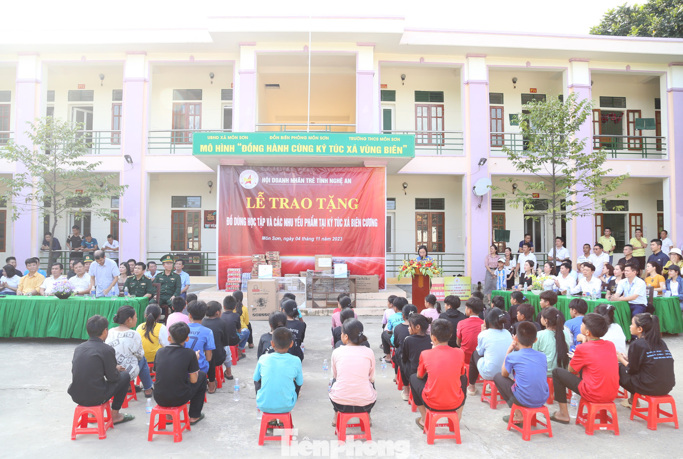 Toàn cảnh lễ trao tặng. Toàn cảnh lễ trao tặng.