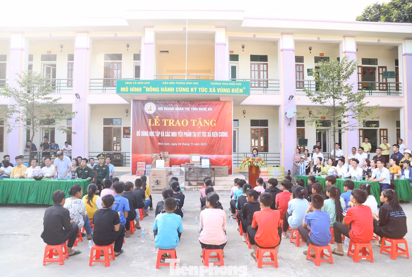 Toàn cảnh lễ trao tặng.