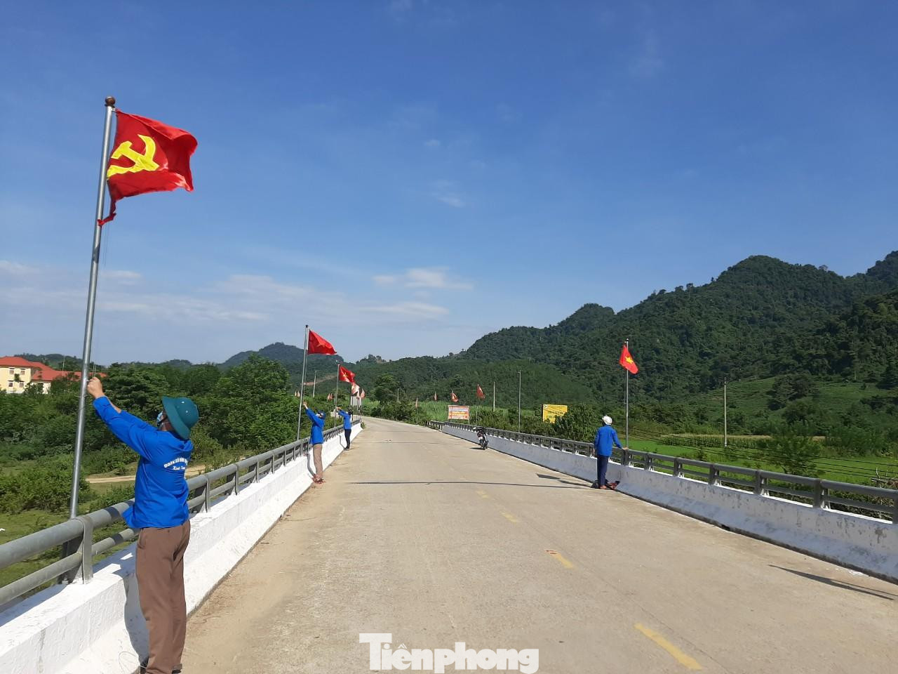 Tại các huyện miền núi Nghệ An, đoàn viên thanh niên tham gia nhiệt tình, năng nổ. Những con đường đồi núi quanh co, uốn lượn được "khoác áo mới" mừng ngày Tết Độc lập.