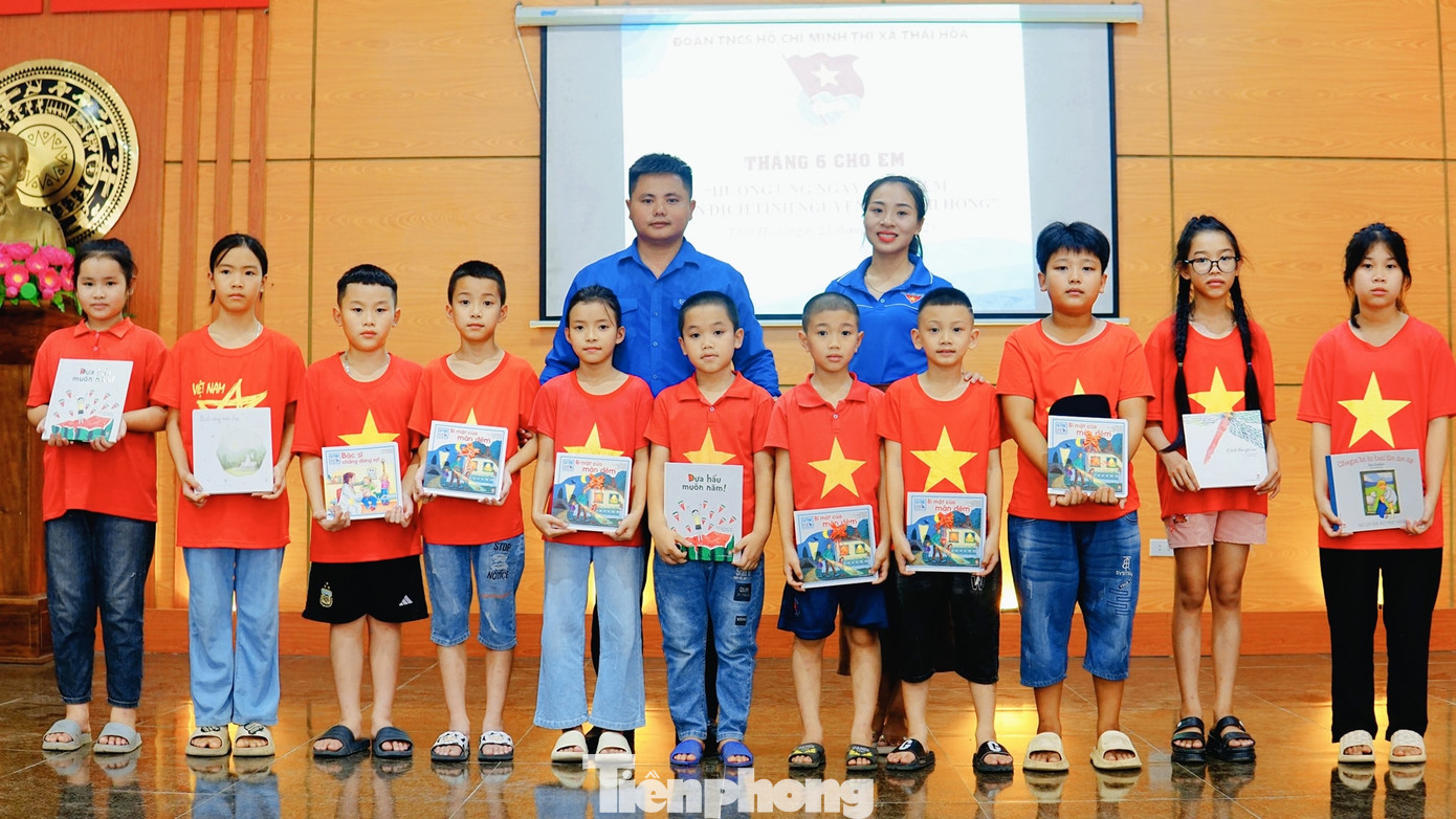 Cùng ngày, Ban Thường vụ Thị đoàn Thái Hòa đã trao tặng hơn 50 suất quà cho các em học sinh nhằm khuyến khích động viên, mang tới cho các em một mùa hè vui khoẻ, bổ ích và an toàn.