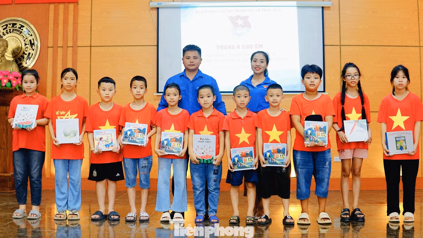 Cùng ngày, Ban Thường vụ Thị đoàn Thái Hòa đã trao tặng hơn 50 suất quà cho các em học sinh nhằm khuyến khích động viên, mang tới cho các em một mùa hè vui khoẻ, bổ ích và an toàn.