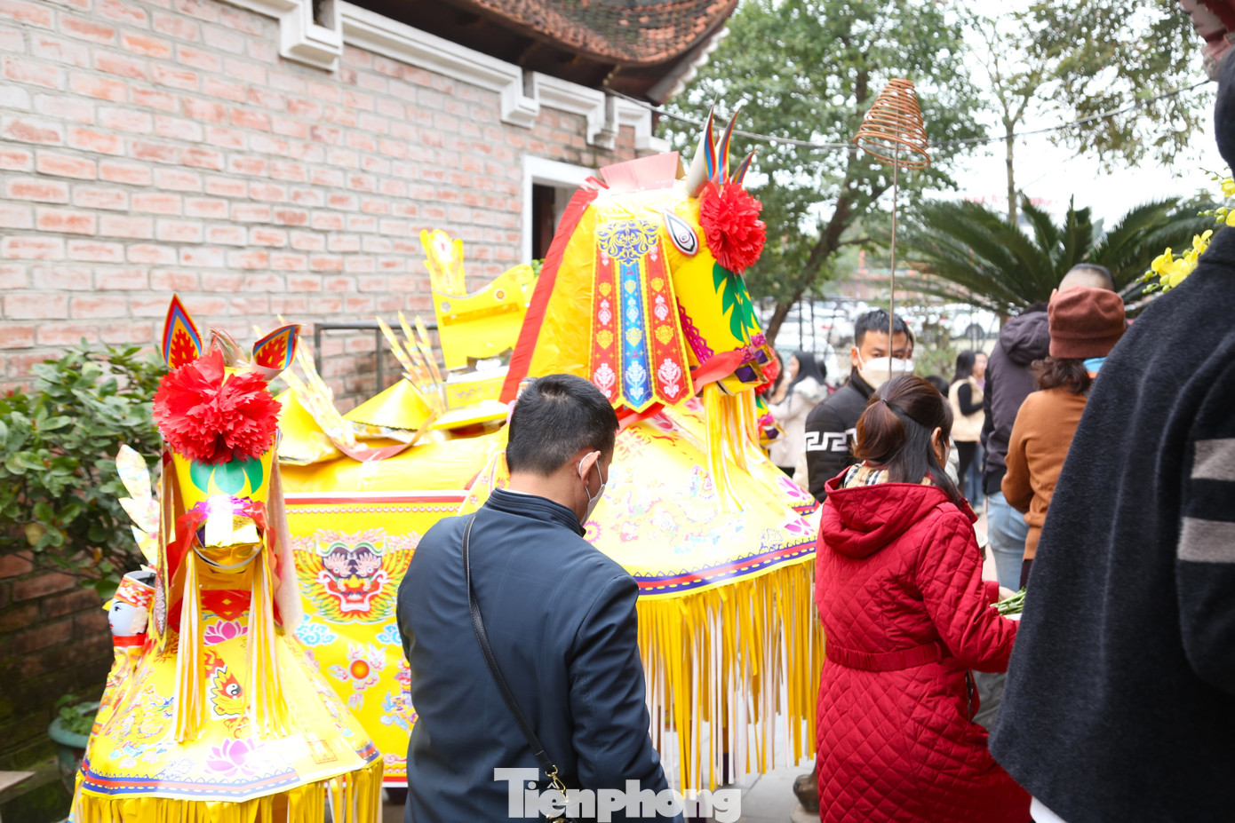 Những chú ngựa giấy được du khách mua, viết sớ dán lên rồi xếp thành từng dãy phía ngoài sân đền. Những chú ngựa giấy được du khách mua, viết sớ dán lên rồi xếp thành từng dãy phía ngoài sân đền.