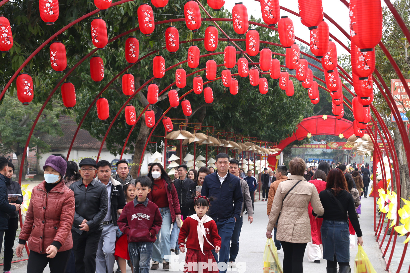 Đền Ông Hoàng Mười là một trong những địa chỉ tâm linh đón nhiều khách thập phương về dâng lễ vào dịp đầu năm mới. Bên cạnh cầu bình yên, sức khỏe, may mắn, tài lộc, theo quan niệm dân gian, ngôi đền này rất linh thiêng trong việc cầu công danh, tài lộc. Đền Ông Hoàng Mười là một trong những địa chỉ tâm linh đón nhiều khách thập phương về dâng lễ vào dịp đầu năm mới. Bên cạnh cầu bình yên, sức khỏe, may mắn, tài lộc, theo quan niệm dân gian, ngôi đền này rất linh thiêng trong việc cầu công danh, tài lộc.
