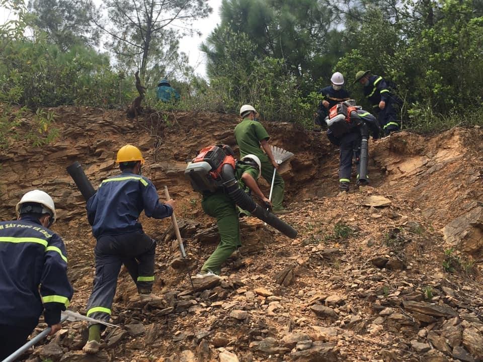 Lực lượng tham gia chữa cháy tại xã Nghi Yên, huyện Nghi Lộc trưa ngày 27/6. Lực lượng tham gia chữa cháy tại xã Nghi Yên, huyện Nghi Lộc trưa ngày 27/6.