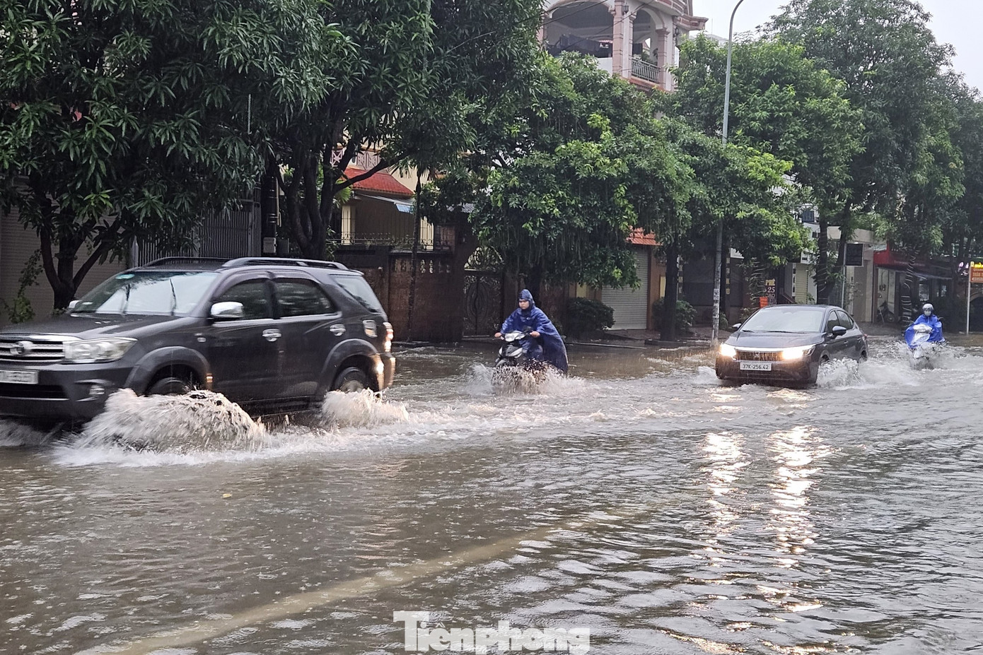 Do hệ thống thoát nước kém nên nhiều tuyến đường ở TP Vinh thường xuyên bị ngập vào mùa mưa.