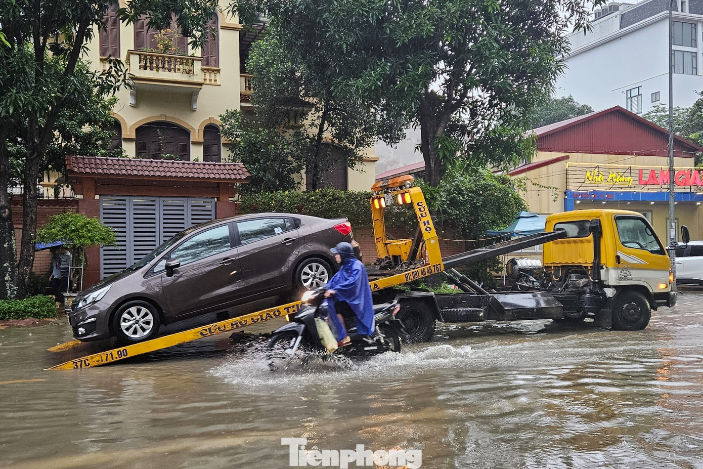 Phương tiện chết máy sau khi băng qua đoạn đường ngập.