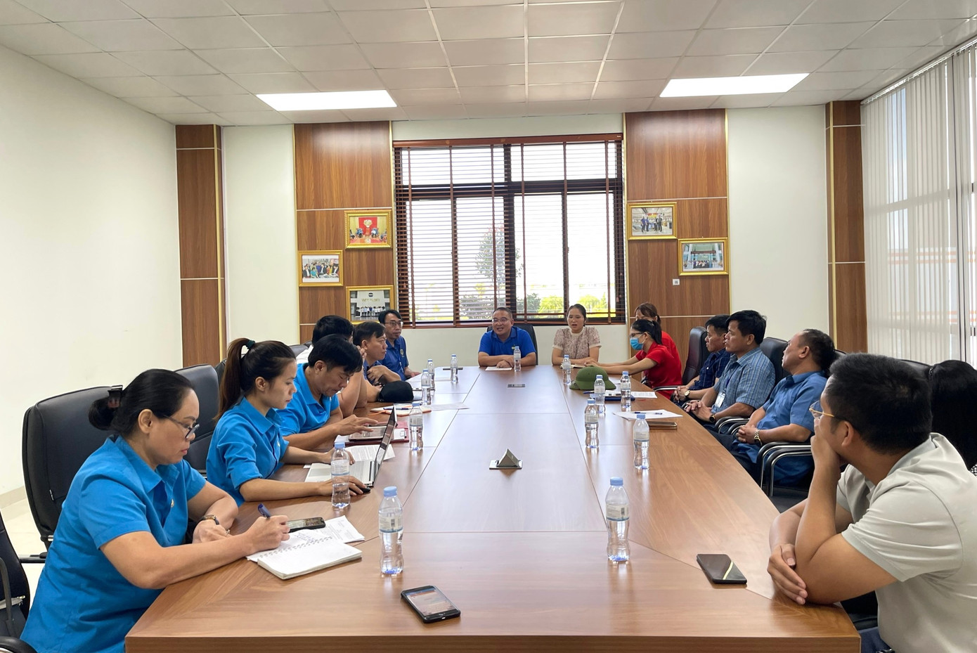 Lãnh đạo công ty TNHH Viet Glory làm việc với đại diện chính quyền, các ban, ngành đoàn thể cấp huyện, cán bộ công đoàn tỉnh và đại diện công nhân.