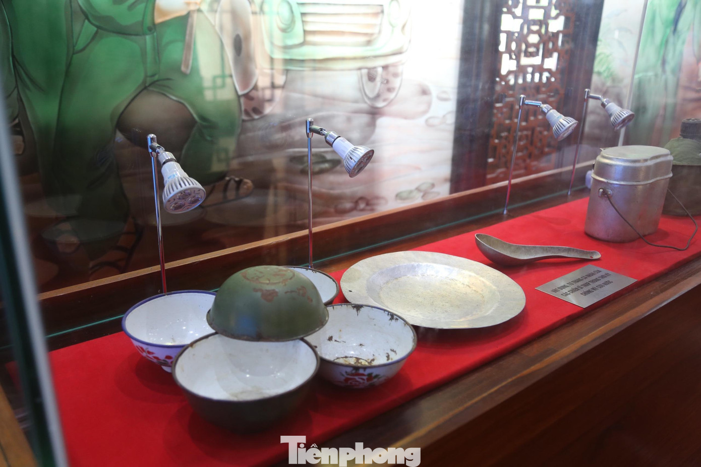 Vật dụng gắn với đời sống sinh hoạt như bát, đĩa, ăng gô,... của lực lượng TNXP.