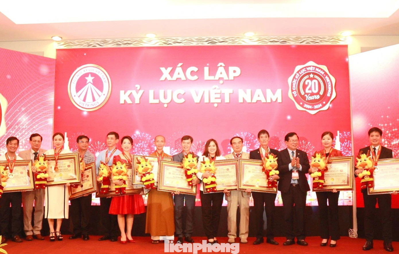 Trước đó, ngày 6/1, Liên minh kỷ lục thế giới - Trung ương Hội kỷ lục Việt Nam, Tổ chức kỷ lục Việt Nam trao chứng nhận xác lập kỷ lục đối với ông Bình (thứ 4 từ phải sang) nhờ bộ sưu tập với hơn 5.000 hiện vật cổ xưa, đa dạng chủng loại và chất liệu góp phần bảo tồn và phát huy giá trị Di sản Văn hóa Việt Nam".