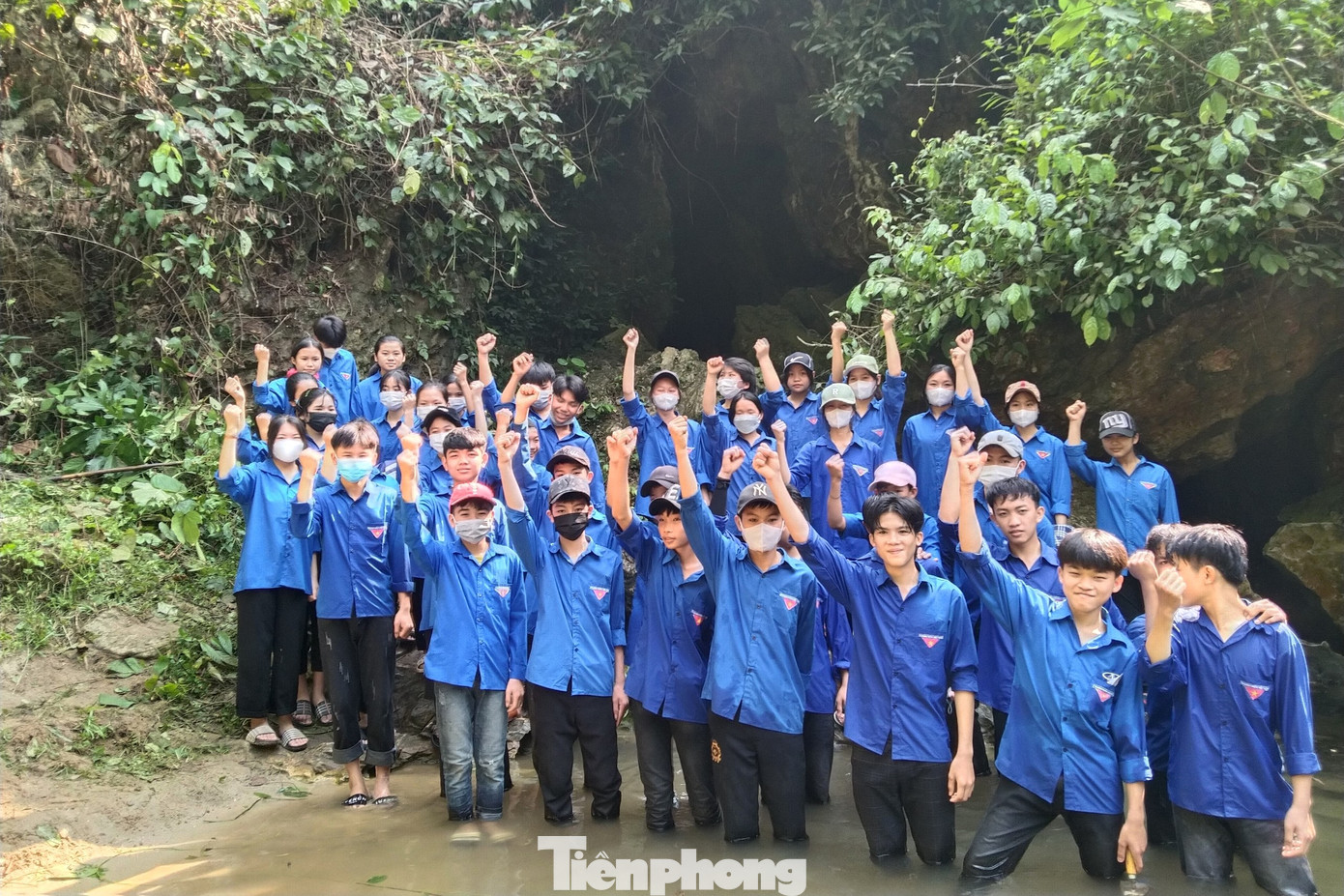 Nằm cách Km0 đường mòn Hồ Chí Minh khoảng 27km, Hang Mó ở bản Thái Minh, xã Tiên Kỳ, huyện Tân Kỳ, Nghệ An có nét đẹp độc đáo, kỳ vĩ. Đây là điểm du lịch gắn với điểm du lịch cộng đồng bản Phẩy Thái Minh, có làng nghề dệt thổ cẩm được UBND tỉnh Nghệ An công nhận năm 2016. Khu vực phía trong Hang Mó nhiệt độ khoảng 16 độ, được ví như một điều hoà khổng lồ. Nơi đây còn giữ nguyên vẹn hiện trạng hệ sinh thái với dòng nước trong vắt chảy xuống từ các khe đá. Trong ảnh, đoàn viên thanh niên xã Tiên Kỳ ra quân dọn dẹp vệ sinh, làm thang tre lên xuống. Ảnh: TH