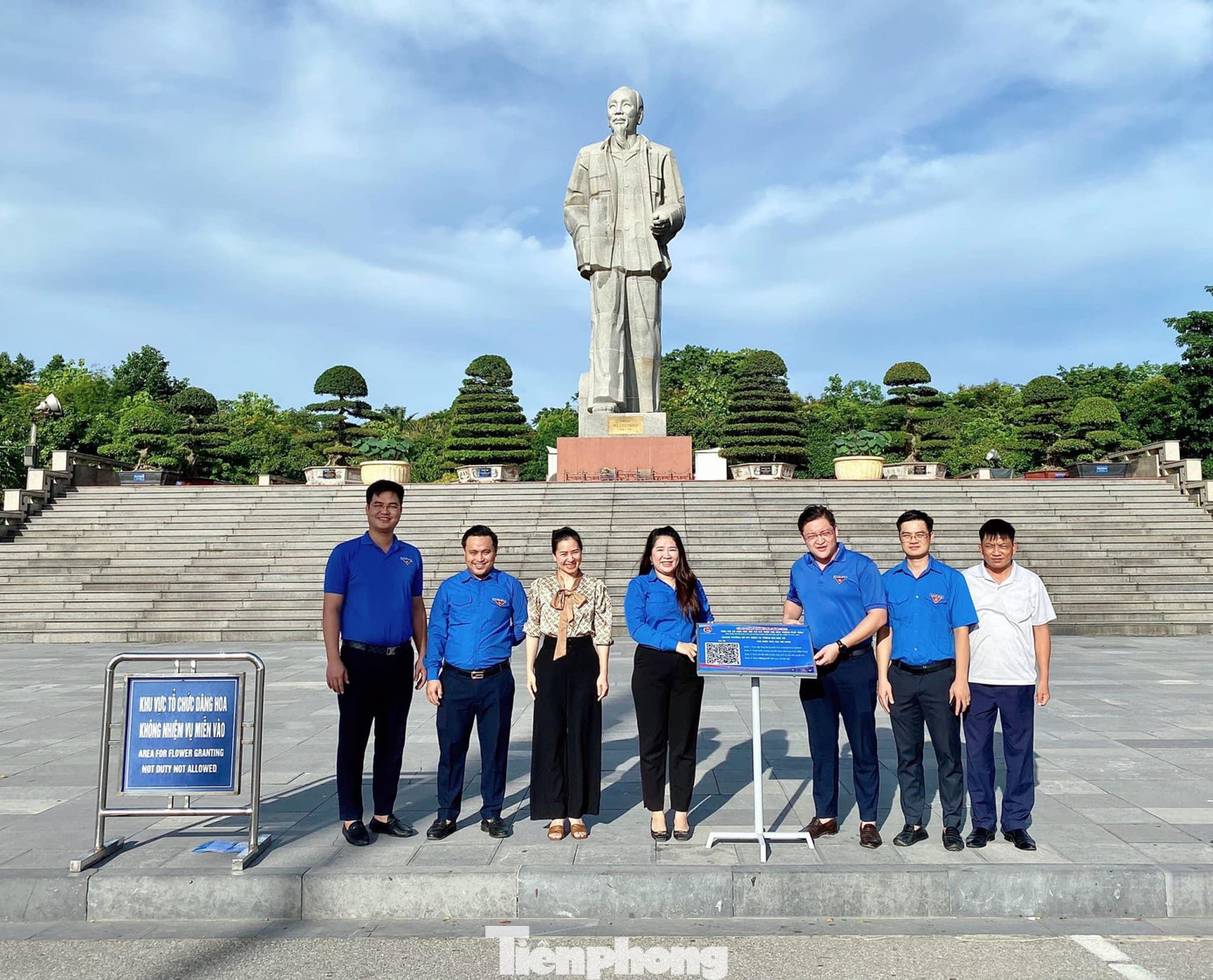 Trao biển công trình thanh niên quét mã QR tìm hiểu về các địa chỉ đỏ trên địa bàn thành phố tại 3 điểm: Quảng trường Hồ Chí Minh, Bảo tàng Nghệ An, Bảo tàng Xô Viết Nghệ Tĩnh.