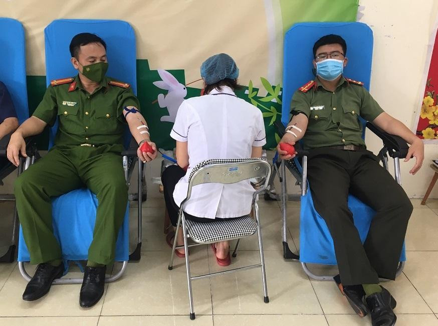 Cán bộ công an Nghệ An hiến máu cứu người