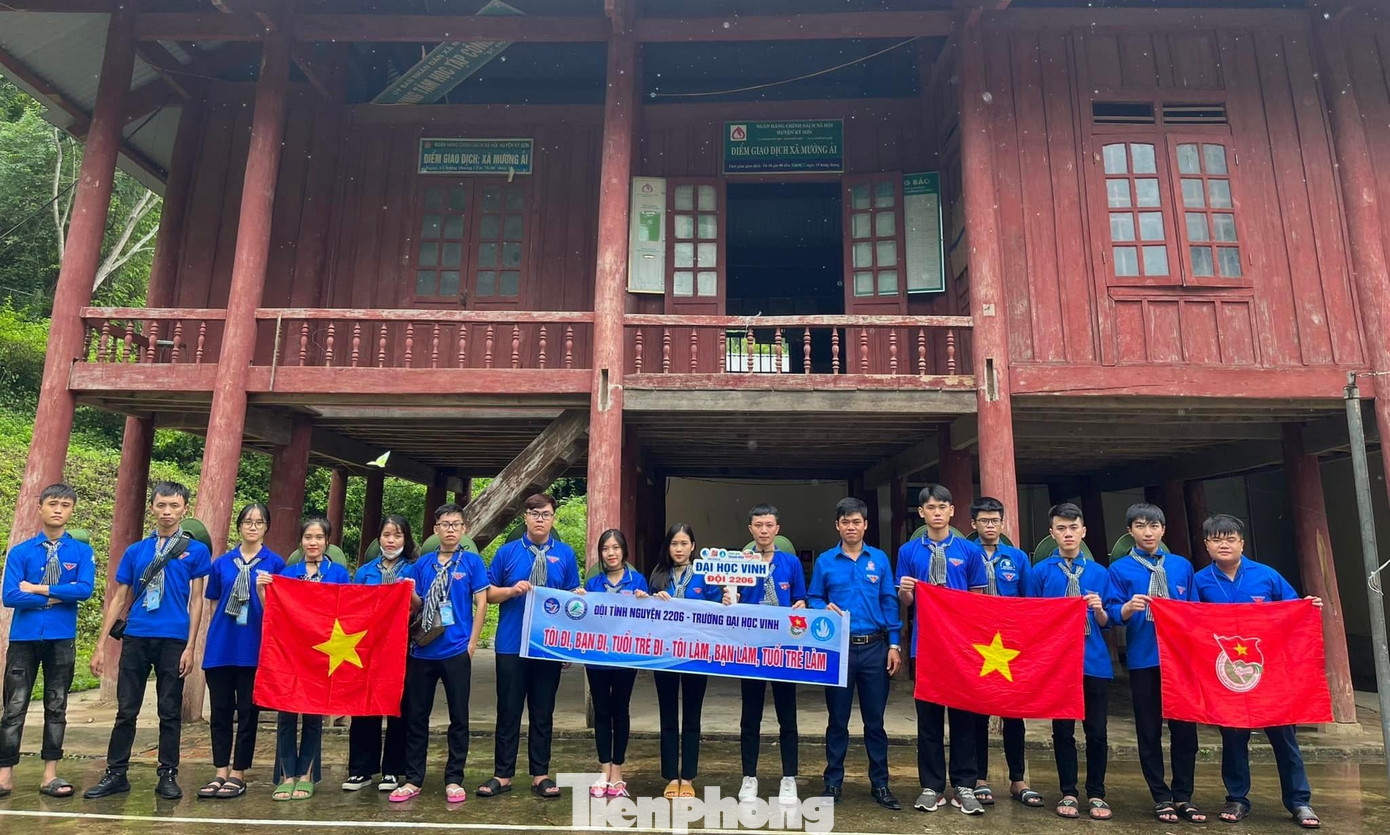 Hoàng cùng các bạn ĐVTN trường Đại học Vinh tham gia tình nguyện hè tại xã Mường Ải, huyện Kỳ Sơn, Nghệ An