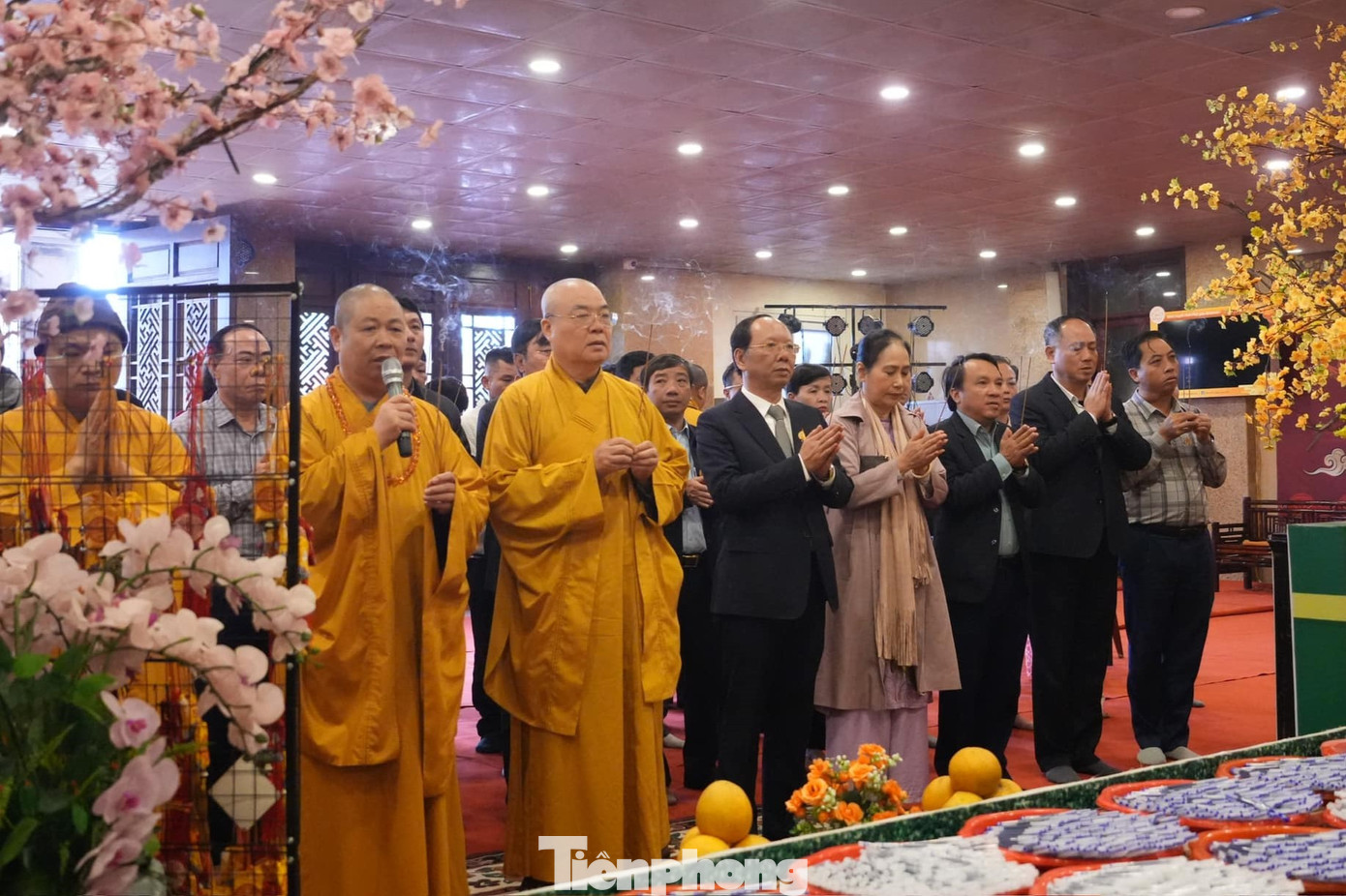 Sau khi các vị cao tăng hoàn thành nghi lễ niêm hương, các đại biểu đã thực hiện nghi lễ khai bút đầu Xuân, ghi vào sổ những lời cầu chúc cho đất nước, quê hương, gia đình đồng thời phát lộc bút cho người dân tham dự.