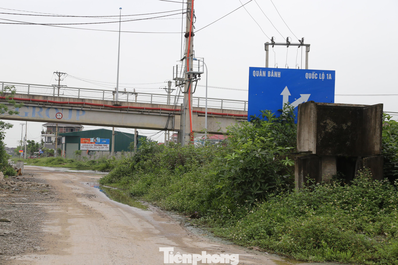 Ông Nguyễn Xuân Toàn - Chủ tịch UBND phường Quán Bàu cho biết: “Chính quyền địa phương đã nhiều lần kiến nghị lên UBND TP Vinh. Tuy nhiên do gặp rất nhiều khó khăn trong việc xác định nguồn gốc đất, xây dựng phương án đền bù, giải phóng mặt bằng, chậm nguồn vốn nên đến nay dự án đang ngừng thi công”.
