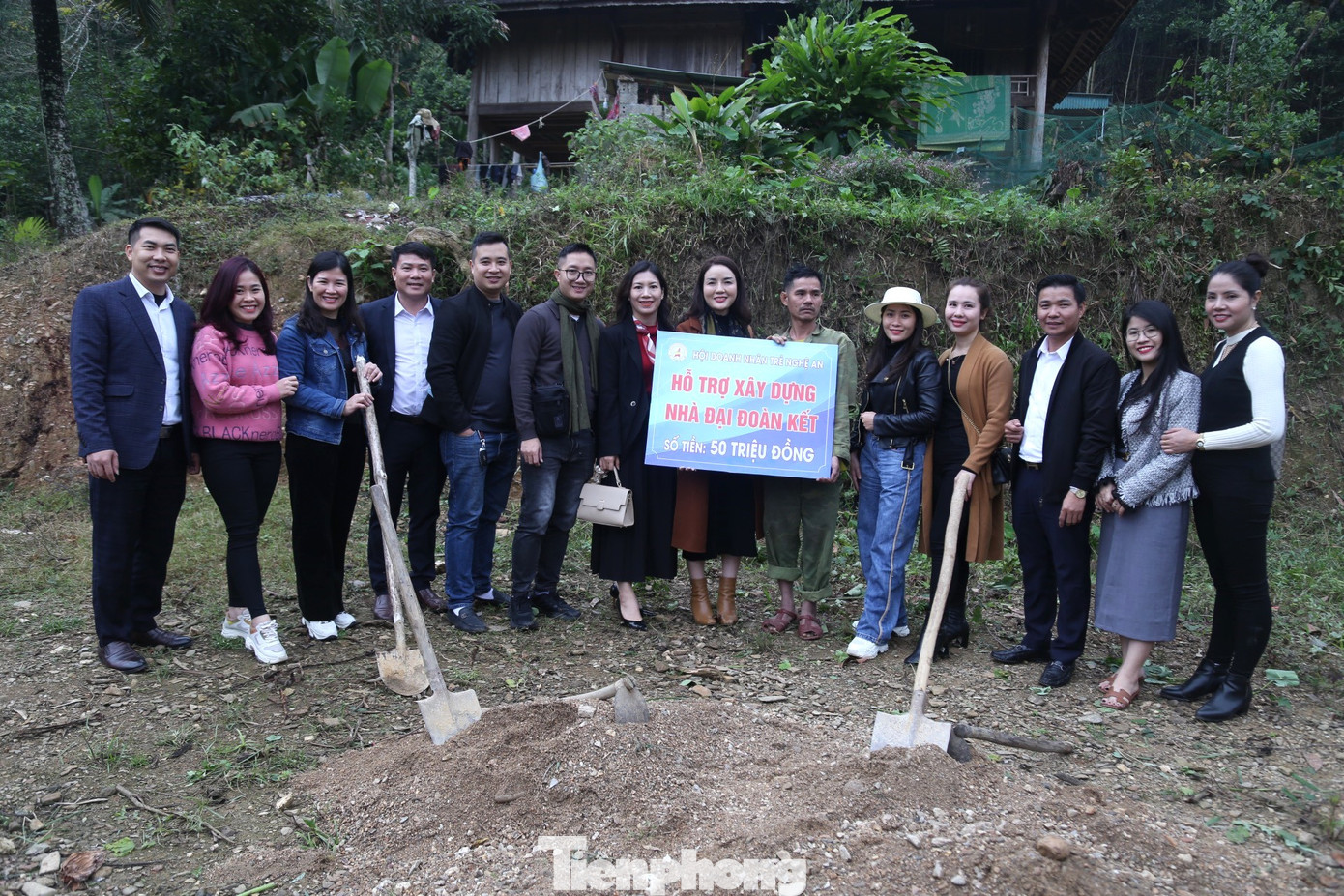 Hội doanh nhân trẻ tỉnh Nghệ An trao tặng 1 ngôi nhà nhân ái trị giá 50 triệu đồng cho gia đình anh Lô Văn Nội ở bản Quẻ, xã Bình Chuẩn Hội doanh nhân trẻ tỉnh Nghệ An trao tặng 1 ngôi nhà nhân ái trị giá 50 triệu đồng cho gia đình anh Lô Văn Nội ở bản Quẻ, xã Bình Chuẩn
