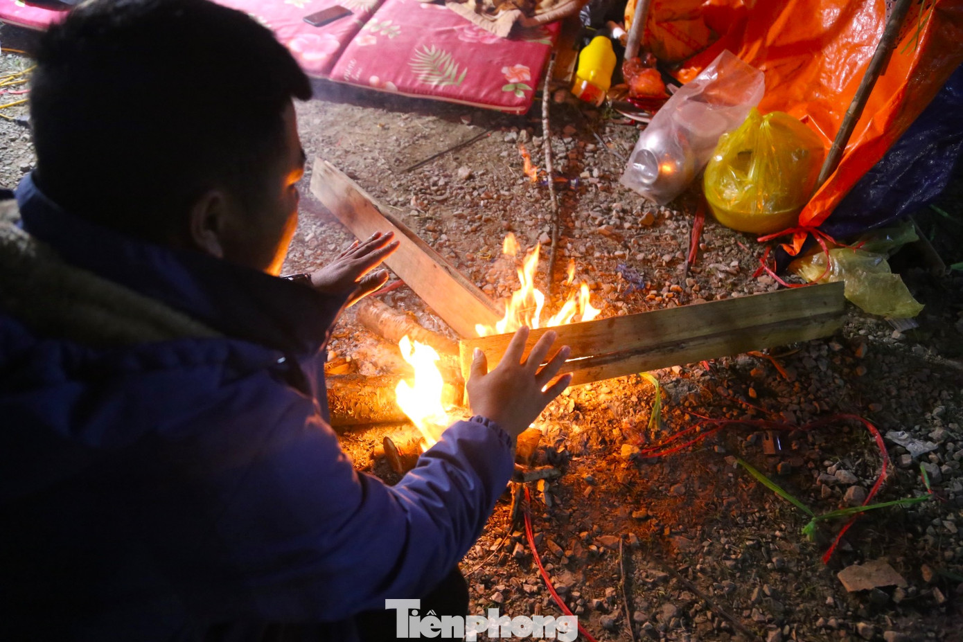 “Hai anh em đã ở đây được một tuần để bán cây cảnh. Đêm ở đây lạnh lắm, phải đốt củi sưởi ấm. Ở đây xe cộ chạy cũng nhiều, gây ồn ào nên gần như tôi thức trắng đêm”, anh Nam tâm sự.
