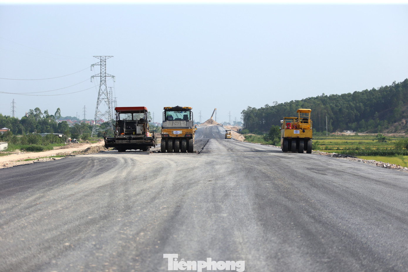 Tại công trường thi công dự án thành phần Nghi Sơn - Diễn Châu, dù ngoài trời nóng như thiêu như đốt nhưng theo ghi nhận, công trường cũng không ngơi tiếng xe, tiếng máy.