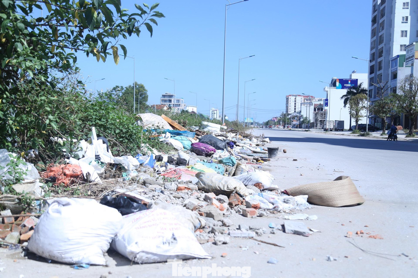Trên tuyến đường có nhiều bãi rác tự phát, rác thải đổ tràn xuống lòng đường gây mất an toàn và mỹ quan đô thị.