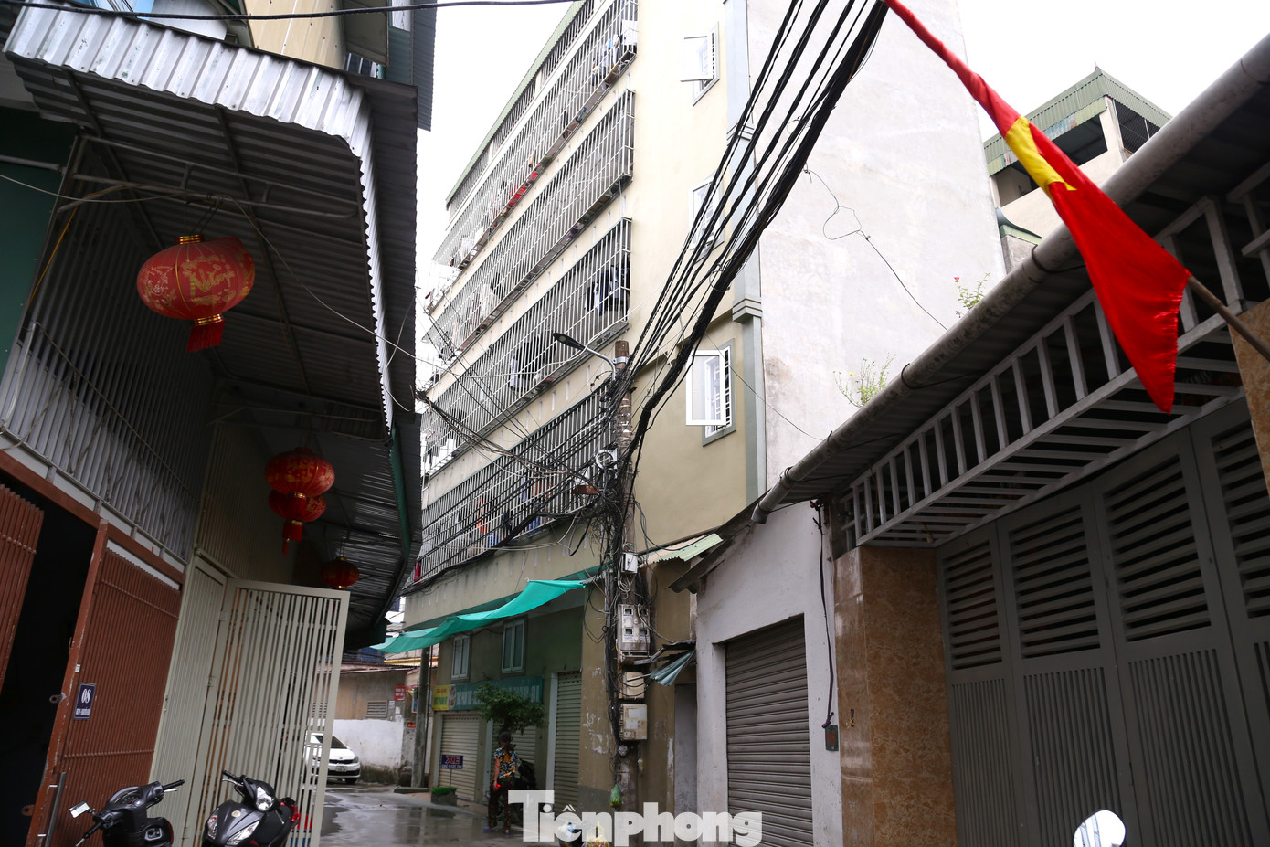 Ghi nhận tại một điểm có nhiều chung cư mini, nhà trọ cao tầng trên đường Nguyễn Kiệm, phường Trường Thi, TP Vinh. Các ngôi nhà san sát nhau, bốn bề được vây kín những lớp rào sắt như “chuồng cọp”, không có khoảng hở. Gần đó, lớp lớp dây điện, dây cáp viễn thông chằng chịt, đan xen vào nhau thành từng búi khổng lồ, tiềm ẩn nhiều nguy cơ mất an toàn về điện, cháy nổ.