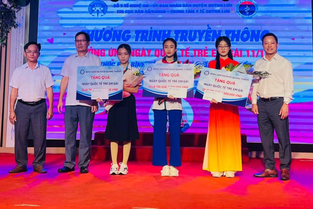 Trao quà cho 3 đội tham gia thuyết trình Trao quà cho 3 đội tham gia thuyết trình