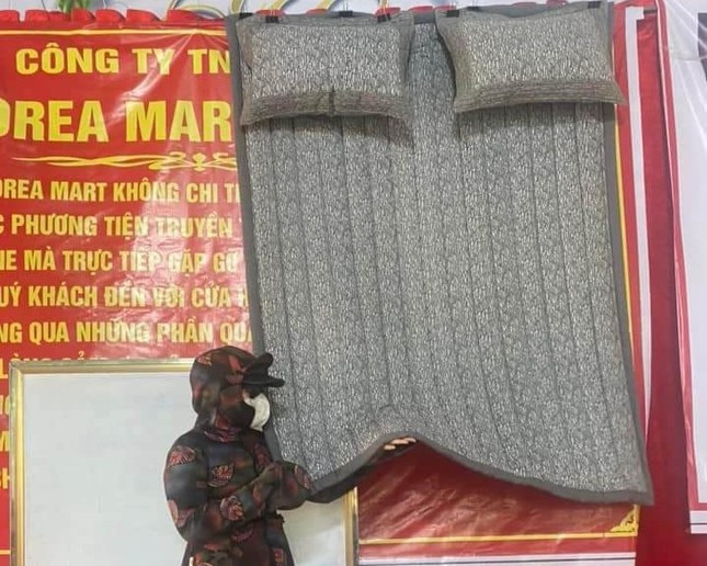 Chiêu trò hội thảo, bán tấm thảm trải giường lên gần 20 triệu đồng.