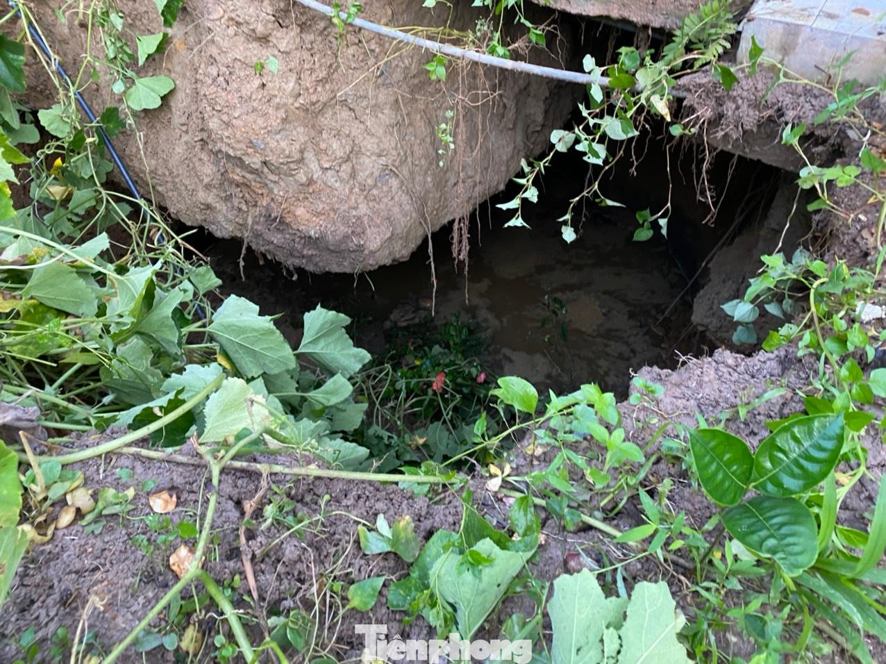 "Hố tử thần" đường kính 10m, sâu 6m xuất hiện tại nhà ông Tứ rạng sáng 27/5