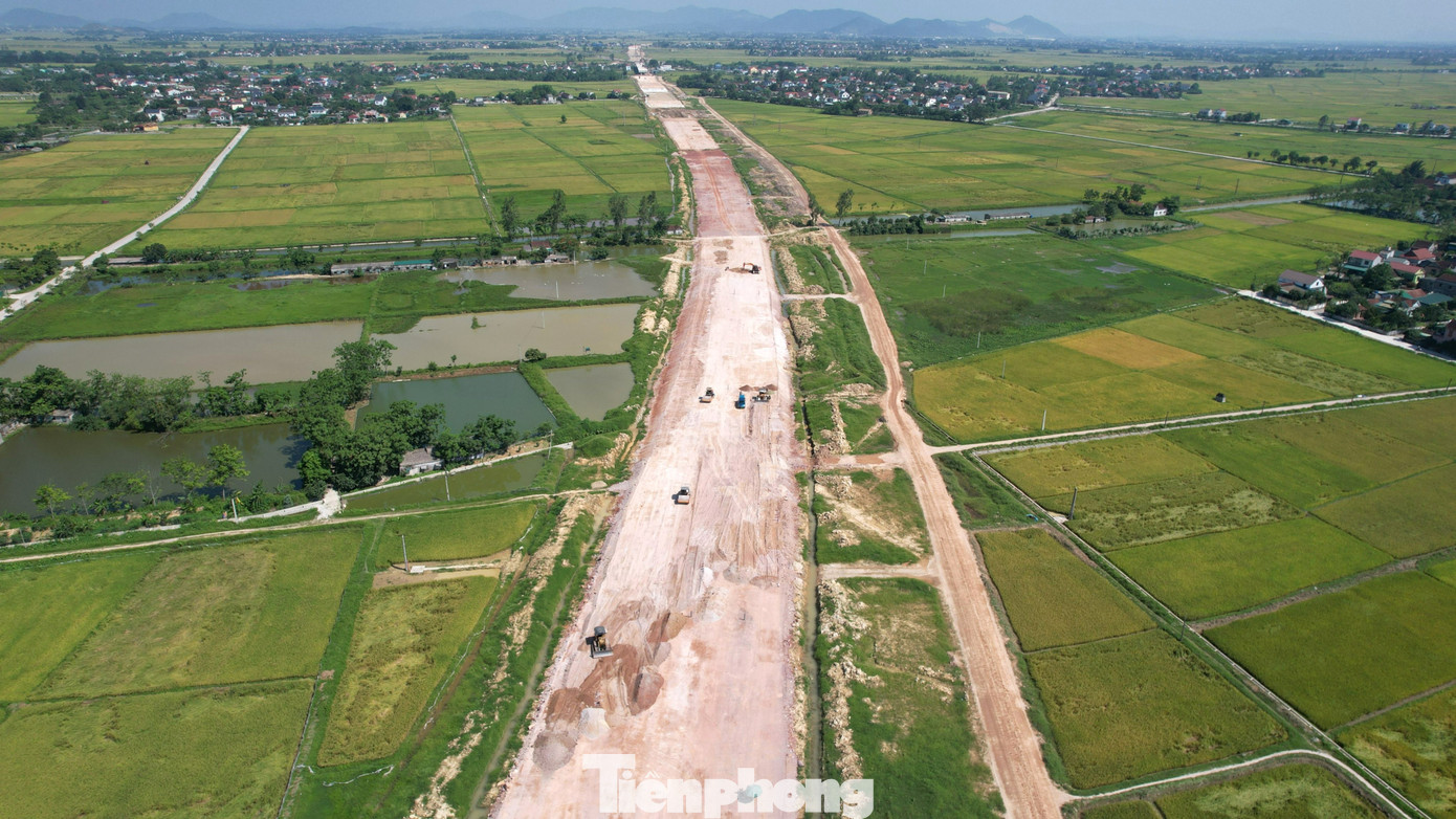 Đơn vị thực hiện dự án đang chỉ đạo các nhà thầu tăng cường huy động các mũi thi công xử lý đất yếu, đây là đường găng quan trọng quyết định việc hoàn thành tiến độ chung của dự án; thi công hầm Thần Vũ và các cầu lớn trên tuyến… Cùng với đó là hoàn thiện các hồ sơ, thủ tục để đẩy nhanh giải ngân các nguồn vốn. Hiện nay, tình hình điện đang bị cắt luân phiên cũng đã ảnh hưởng đến dự án. Công ty đang dự thảo văn bản gửi điện lực về việc ưu tiên cung cấp điện phục vụ thi công dự án cao tốc. Đặc biệt khu vực hầm Thần Vũ, cầu Hưng Đức”.