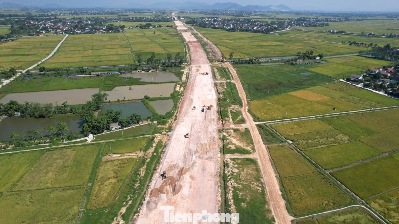 Đơn vị thực hiện dự án đang chỉ đạo các nhà thầu tăng cường huy động các mũi thi công xử lý đất yếu, đây là đường găng quan trọng quyết định việc hoàn thành tiến độ chung của dự án; thi công hầm Thần Vũ và các cầu lớn trên tuyến… Cùng với đó là hoàn thiện các hồ sơ, thủ tục để đẩy nhanh giải ngân các nguồn vốn. Hiện nay, tình hình điện đang bị cắt luân phiên cũng đã ảnh hưởng đến dự án. Công ty đang dự thảo văn bản gửi điện lực về việc ưu tiên cung cấp điện phục vụ thi công dự án cao tốc. Đặc biệt khu vực hầm Thần Vũ, cầu Hưng Đức”.