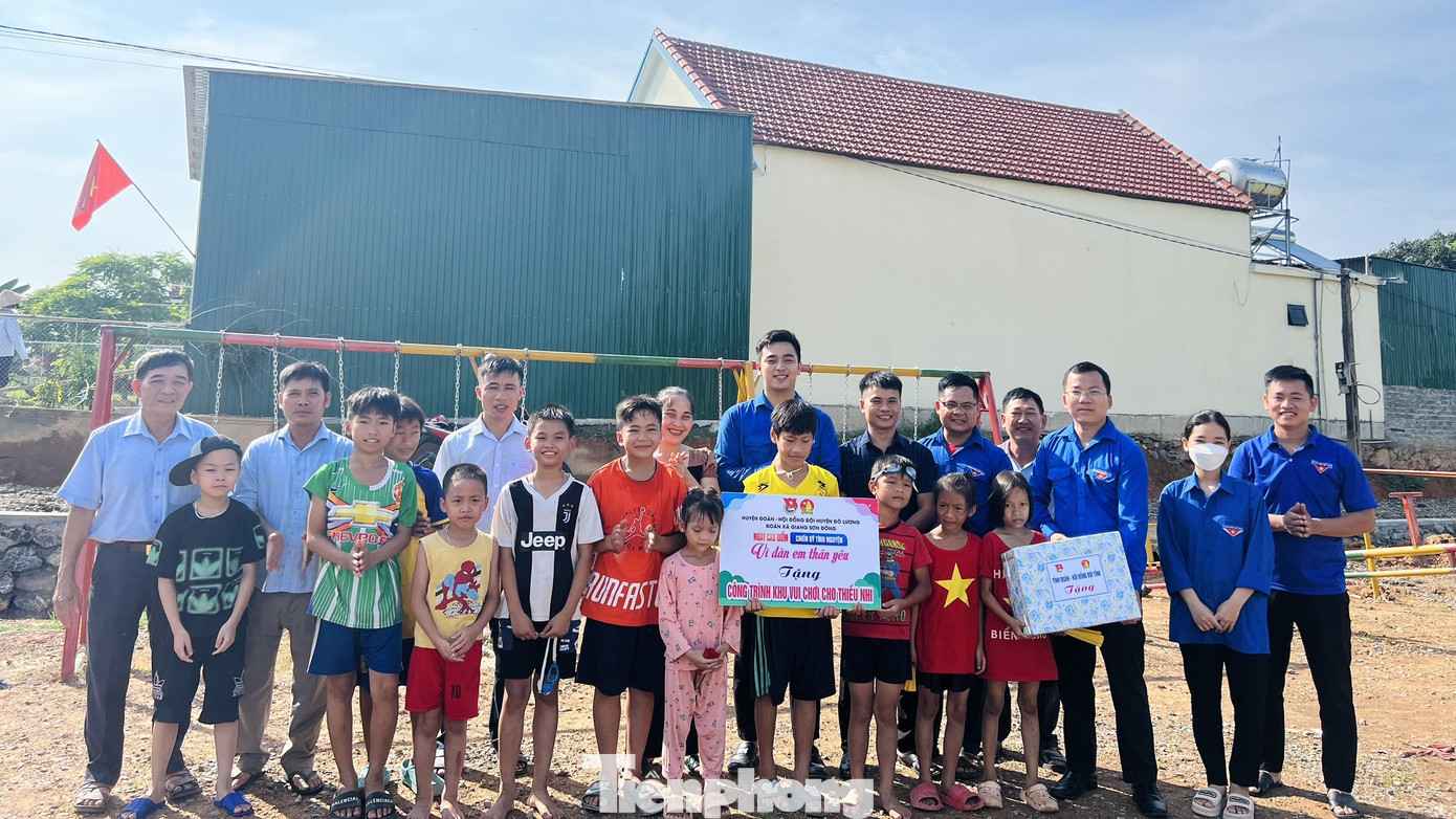 Bàn giao sân chơi cho thanh thiếu nhi tại xã Giang Sơn Đông, huyện Đô Lương Bàn giao sân chơi cho thanh thiếu nhi tại xã Giang Sơn Đông, huyện Đô Lương