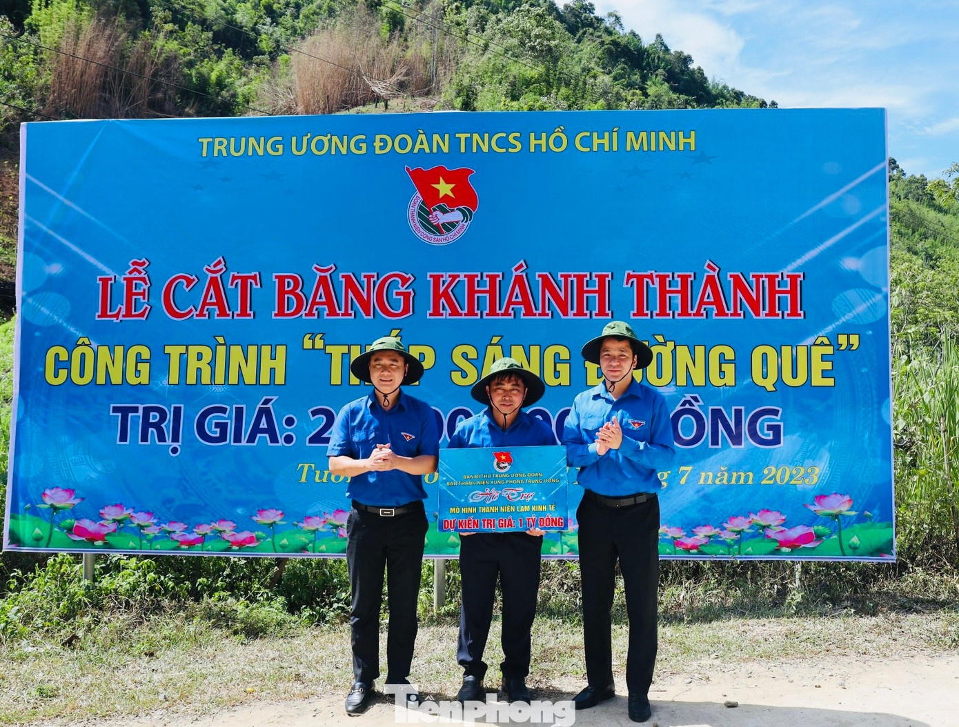 Anh Ngô Văn Cương trao biển hỗ trợ mô hình nuôi lợn đen trị giá 1 tỷ đồng cho Tổng đội TNXP 9. Năm 2022, tổng đàn lợn của tổng đội đạt 205 con, vượt chỉ tiêu chăn nuôi đề ra từ đầu năm.