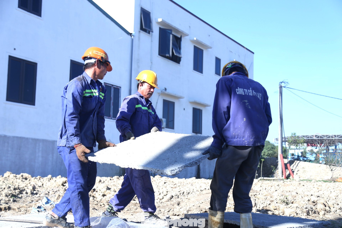 Công nhân gỡ những tấm đan lát mặt cầu Công nhân gỡ những tấm đan lát mặt cầu