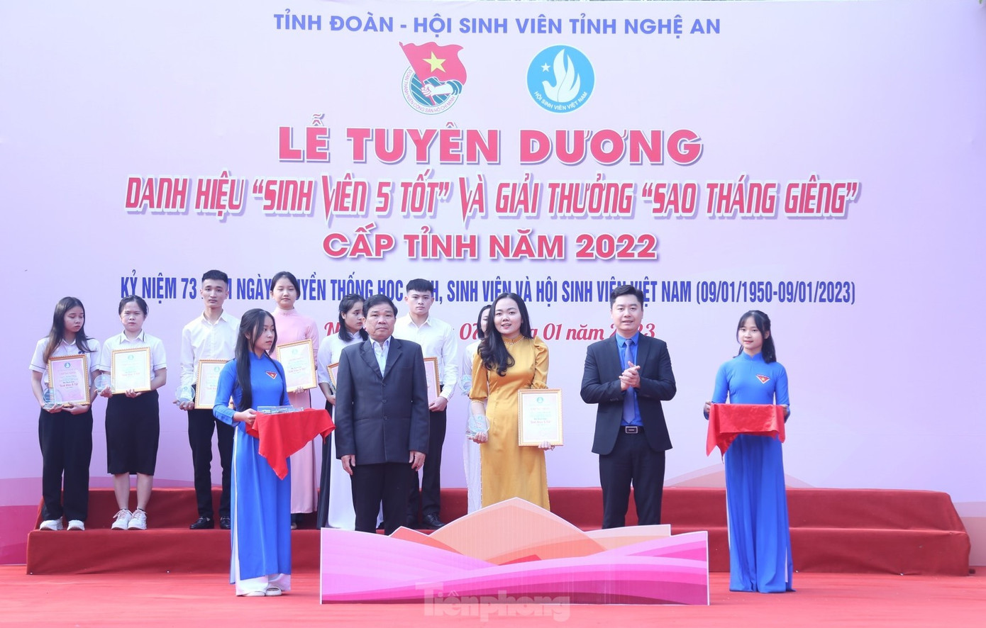 Nguyễn Phương Hà giành &quot;cú đúp&quot; khi nhận danh hiệu &quot;Sinh viên 5 tốt&quot; và giải thưởng &quot;Sao tháng Giêng&quot; cấp tỉnh năm 2022.
