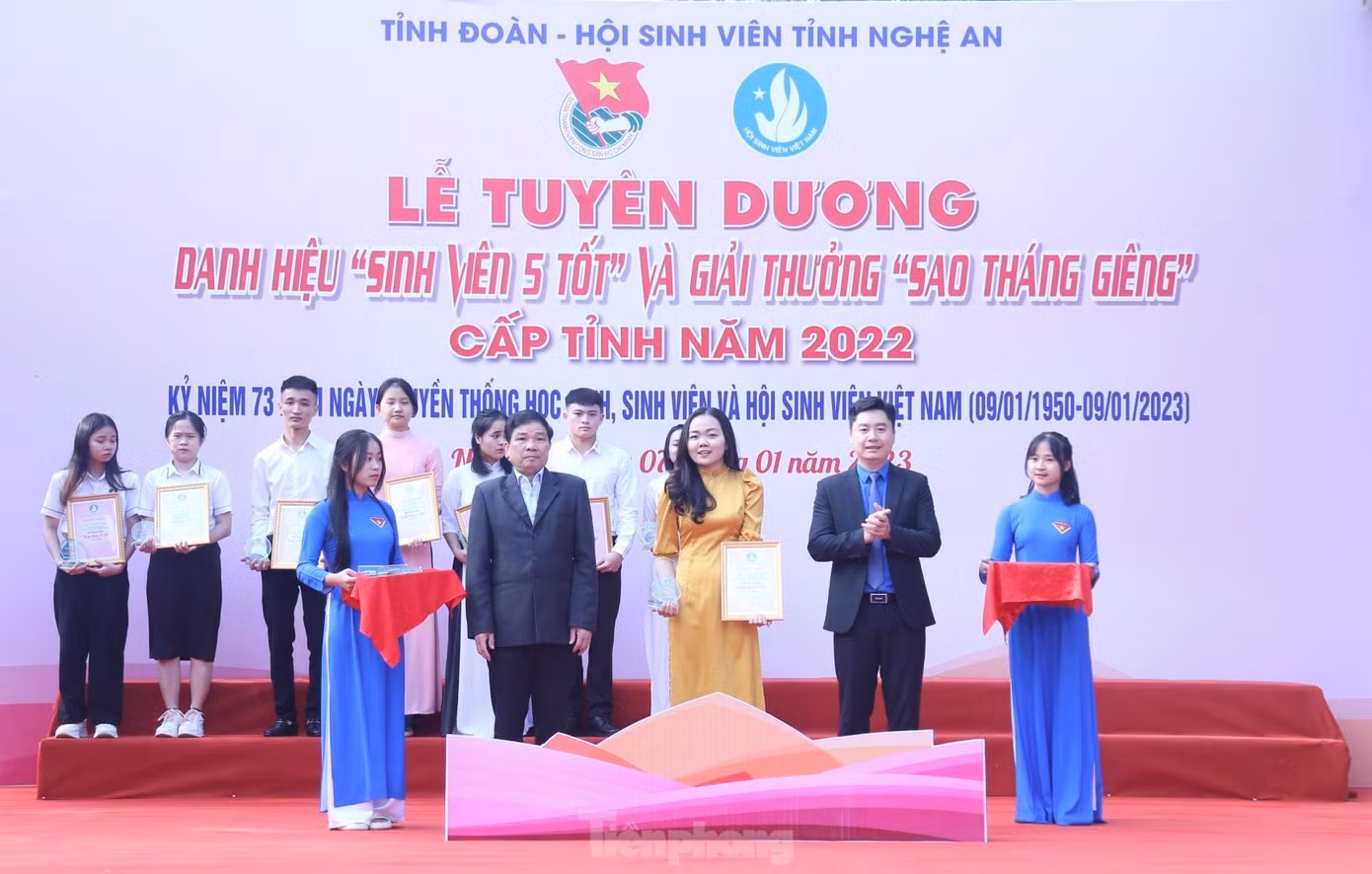 Nguyễn Phương Hà giành "cú đúp" khi nhận danh hiệu "Sinh viên 5 tốt" và giải thưởng "Sao tháng Giêng" cấp tỉnh năm 2022.
