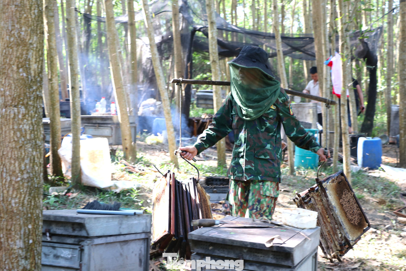 Ngoài dùng khói để xua đuổi ong, những người thợ phải trang bị mũ, lưới che mặt, găng tay và ủng cao su.