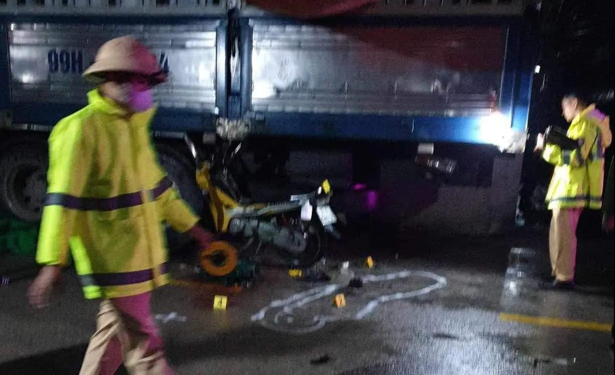 Lực lượng công an khám nghiệm hiện trường